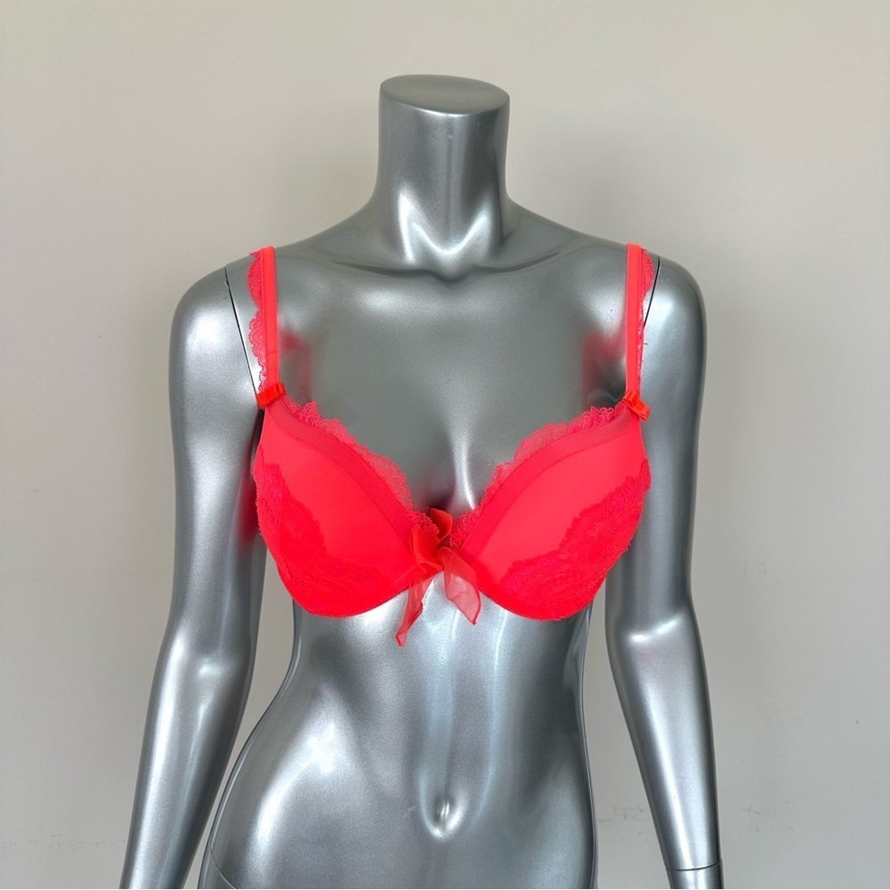 NEW!!! Victoria’s Secret limited edition women bra size 34C Retail 145$